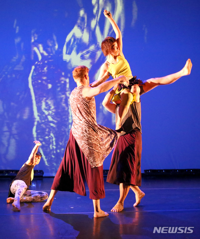 【광주=뉴시스】 류형근 기자 = 국립아시아문화전당은 6일과 7일 이틀동안 미국 공연예술센터 브루클린음악아카데미(BAM)에서 최초로 선보인 김영순 예술감독의 멀티미디어 무용극 '이터널 나우(Eternal NOW)'를 공연한다고 4일 밝혔다. 2019.08.04. (사진=국립아시아문화전당 제공) photo@newsis.com