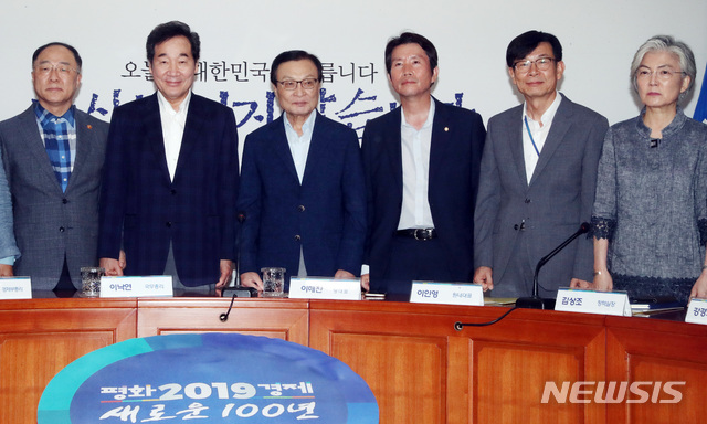 【서울=뉴시스】이종철 기자 = 일본의 경제보복 조치에 대응하기 위해 더불어민주당과 정부, 청와대가 4일 서울 여의도 국회에서 개최한 고위당정협의회에서 왼쪽부터 홍남기 경제부총리 겸 기획재정부 장관, 이낙연 총리, 민주당 이해찬 대표, 민주당 이인영 원내대표, 김상조 청와대 정책실장, 강경화 외교부 장관이 심각한 표정으로 소재·부품·장비 경쟁력 강화 대책을 논의하기전 포즈를 취하고 있다. 이날 협의회에 더불어민주당에서는 이해찬 대표와 이인영 원내대표, 윤호중 사무총장과 조정식 정책위의장 등이 참석했고 정부에서는 이낙연 국무총리와 홍남기 경제부총리 겸 기획재정부 장관, 유영민 과학기술정보통신부 장관, 박영선 중소벤처기업부 장관, 최종구 금융위원장 등이 참석했으며 청와대에서는 김상조 정책실장, 강기정 정무수석 등이 참석 했다. 2019.08.04. jc4321@newsis.com