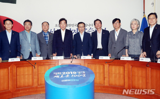 【서울=뉴시스】이종철 기자 = 일본의 경제보복 조치에 대응하기 위해 더불어민주당과 정부, 청와대가 4일 서울 여의도 국회에서 개최한 고위당정협의회에서 왼쪽부터 민주당 조정식 정책위의장과 윤호중 사무총장, 홍남기 경제부총리 겸 기획재정부 장관, 이낙연 총리, 민주당 이해찬 대표, 민주당 이인영 원내대표, 김상조 청와대 정책실장, 강경화 외교부 장관, 최종구 금융위원장이 심각한 표정으로 소재·부품·장비 경쟁력 강화 대책을 논의하기전 포즈를 취하고 있다. 이날 협의회에 더불어민주당에서는 이해찬 대표와 이인영 원내대표, 윤호중 사무총장과 조정식 정책위의장 등이 참석했고 정부에서는 이낙연 국무총리와 홍남기 경제부총리 겸 기획재정부 장관, 유영민 과학기술정보통신부 장관, 박영선 중소벤처기업부 장관, 최종구 금융위원장 등이 참석했으며 청와대에서는 김상조 정책실장, 강기정 정무수석 등이 참석 했다. 2019.08.04. jc4321@newsis.com