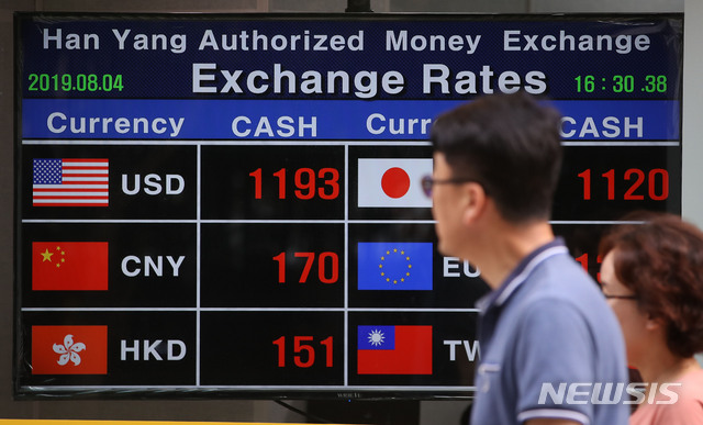 【서울=뉴시스】박미소 기자 = 일본의 화이트리스트(보복성 수출 규제 조치) 배제에 따라 일본 여행이 급감하면서 지난달 시중은행의 환전액이 이전 해 보다 약 15% 가까이 감소했다. 사진은 이날 오후 서울 중구 명동의 어느 환전소에 게재된 환율표의 모습. 2019.08.04.&nbsp; misocamera@newsis.com