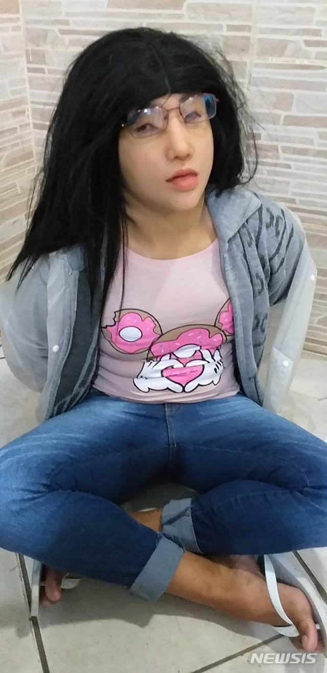 【리우데자네이루= AP/뉴시스】딸로 변장해 교도소를 탈출하다 붙잡힌 마약조직대표 다 시우바의 실리콘 가면과 가발을 착용한 모습. 그는 면회온 딸을 교도소 안에 남겨둔 채 정문을 통과하려했지만 불안하고 떨리는 태도 때문에 들통이 나서 체포되었다.&nbsp; 