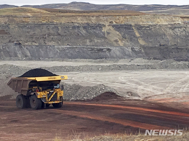 【질레트( 미 와이오밍주)= AP/뉴시스】 미국 탄광회사들의 잇딴 파산보호신청으로 폐광된 상태인 와이오밍주 질레트 소재 이글버트 탄광. 이 곳은 폐쇄 후 도널드 트럼프 대통령 1기 때 행정명령으로 석탄 채굴 금지와 환경규제가 해제되었지만 바이든 정부가 매장량 석탄 공매를 금지했다가 11월 20일 상원에서 공화당이 다시 이를 번복하는 법안을 통과시켰다. 트럼프 서명만 남겨둔 이 법안엔 다음 정부들이 이를 다시 번복하지 못하게 하는 조항도 포함되어 있다. 2025. 11.21.
