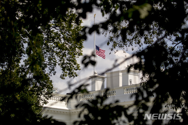 【워싱턴=AP/뉴시스】4일(현지시간) 미 백악관에 텍사스 엘패소 및 오하이오 데이턴에서 발생한 총격 사건 희생자를 기리기 위한 조기가 게양돼 있다. 2019.08.05. 