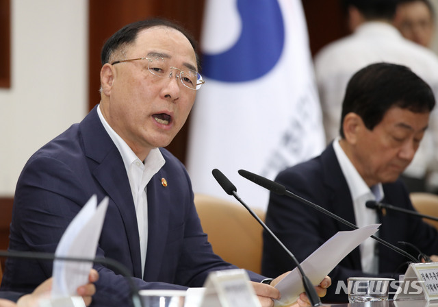 【서울=뉴시스】박미소 기자 = 홍남기 경제부총리가 5일 오전 서울 종로구 정부서울청사 영상회의실에서 열린 '일본 수출규제 대응 관계장관회의'에서 모두발언을 하고 있다. 2019.08.05.&nbsp; misocamera@newsis.com
