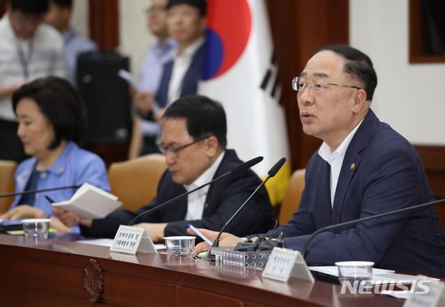 【서울=뉴시스】박미소 기자 = 홍남기 경제부총리가 5일 오전 서울 종로구 정부서울청사 영상회의실에서 열린 '일본 수출규제 대응 관계장관회의'에서 모두발언을 하고 있다. 2019.08.05.&nbsp; misocamera@newsis.com