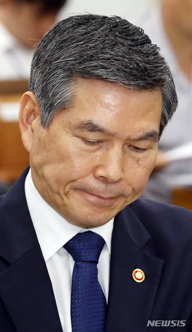 【서울=뉴시스】이종철 기자 = 북한의 잇따른 미사일 발사와 관련 5일 서울 여의도 국회에서 열린 국방위원회 제1차 전체회의에서 정경두 국방부 장관이 의원 질의에 굳은 표정을 짓고 있다. 2019.08.05. jc4321@newsis.com