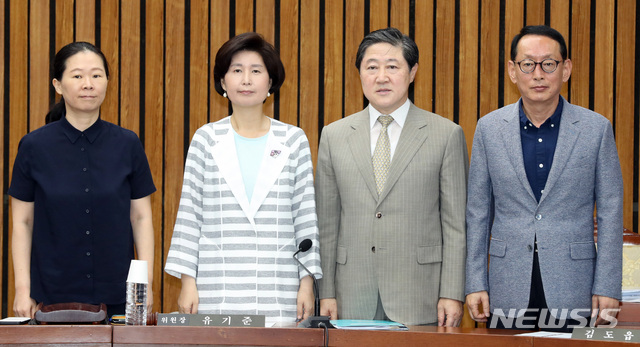 【서울=뉴시스】 박영태 기자 = 5일 오전 서울 여의도 국회에서 열린 사법개혁특별위원회 전체회의에서 사개특위 위원장으로 선임된 유기준 위원장과 각 교섭단체 간사들이 기념촬영을 하고 있다. 왼쪽부터 바른미래당 권은희, 더불어민주당 백혜련 간사, 유기준 위원장, 자유한국당 김도읍 간사. 2019.08.05. since1999@newsis.com