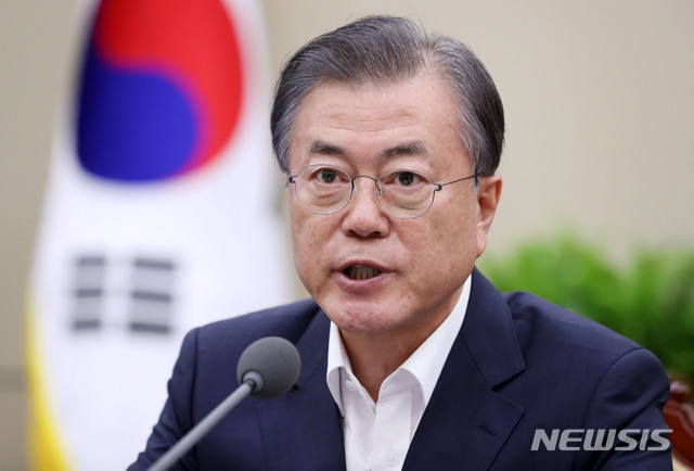 【서울=뉴시스】박진희 기자 = 문재인 대통령이 5일 청와대 여민관에서 수석 비서관·보좌관 회의를 주재하고 있다. 2019.08.05. pak7130@newsis.com