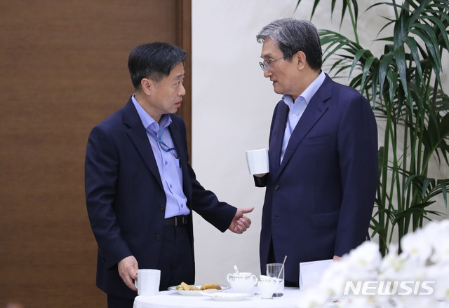 【서울=뉴시스】박진희 기자 = 노영민(오른쪽) 비서실장이 5일 청와대 여민관에서 열린 수석 비서관·보좌관 회의에 앞서 윤도한 국민소통수석과 대화를 하고 있다. 2019.08.05.&nbsp; pak7130@newsis.com