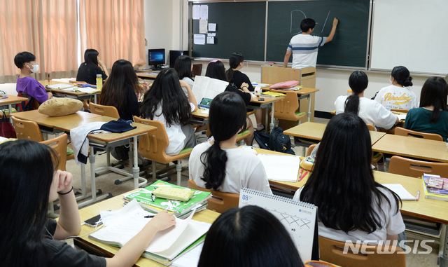 【전주=뉴시스】 김얼 기자= 2020학년도 대학수학능력 시험 D-100일을 하루 앞둔 지난 5일 전북 전주시 호남제일고등학교 3학년 수험생들이 방학 기간에도 학교를 찾아 자율학습을 하며 시험공부를 하고 있다. 전문가들은 6일 수능시험일 100일을 앞두고 영역과 성적대별로 전략적인 학습계획이 필요하다고 조언했다. 2019.08.05. pmkeul@newsis.com
