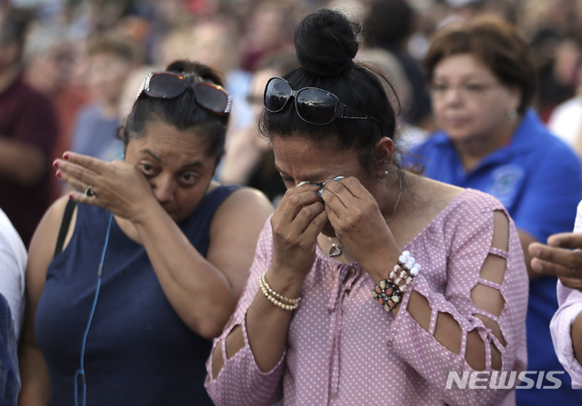  【엘패소=AP/뉴시스】4일(현지시간) 미 텍사스주 엘패소에서 쇼핑몰 총격 희생자 추모 행사가 열린 가운데 참가 여성들이 눈물을 흘리고 있다.&nbsp; 3일 엘패소 대형 쇼핑몰로에서 발생한 총격 사건으로 21명이 숨지고 26명이 부상했으며 범인 패트릭 크루시어스(21)는 현장에서 경찰 특공대에 체포된 바 있다. 2019.08.05.&nbsp; 