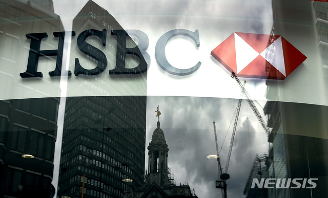 【런던=AP/뉴시스】HSBC가 비용 절감을 위해 최대 1만명을 추가 감원할 계획이라고 6일(현지시간) 파이낸셜타임스(FT)가 두 명의 소식통을 인용해 보도했다. 사진은 2015년 6월9일 영국 런던의 한 HSBC 지점. 2019.10.07.