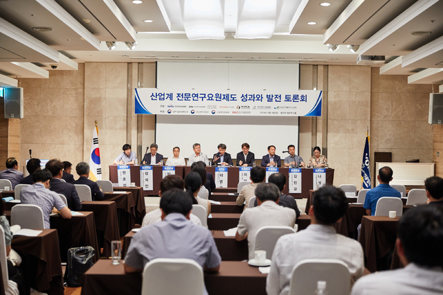 【서울=뉴시스】한국산업기술진흥협회는 6일 서울 양재동 엘타워에서 산업기술혁신혁신단체 6곳과 공동으로 '산업계 전문연구요원제도 성과와 발전 토론회'를 개최했다. 사진 왼쪽부터 매일경제신문 원호섭 기자, 산업연구원 장석인 박사, 티맥스소프트 박상용 연구소장, 경원테크 서광원 대표이사, 광운대 이병헌 교수(좌장), 국방부 이인구 과장, 과기부 서성일 과장, 중기부 김민규 과장, 산업부 나성화 과장. (사진=한국산업기술진흥협회 제공) 2019.08.06