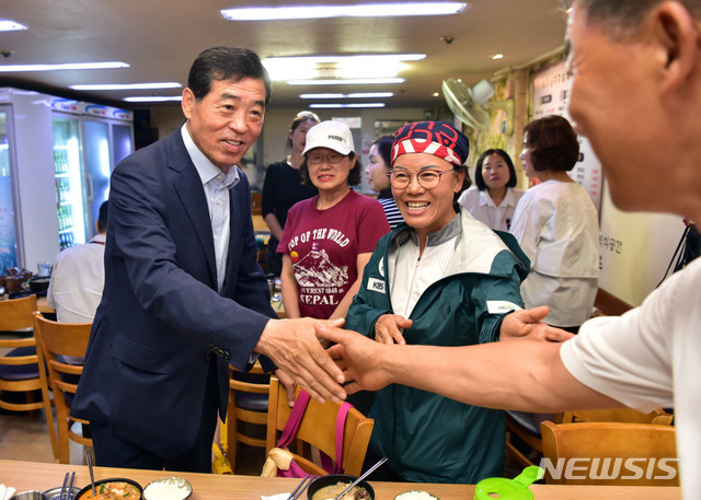 【안산=뉴시스】 이승호 기자 = 윤화섭 경기 안산시장이 '히말라야 무스탕 트레킹 도전'을 마치고 6일 무사히 귀국한 줌마 탐험대원들을 맞으며 도전 성공을 축하하고 있다.2019.08.06.(사진 = 안산시청 제공)photo@newsis.com&nbsp; 