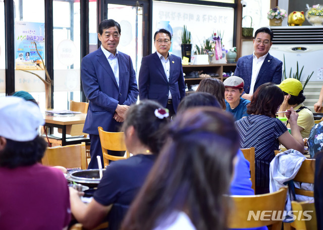 【안산=뉴시스】 이승호 기자 = 윤화섭 경기 안산시장이 '히말라야 무스탕 트레킹 도전'을 마치고 6일 무사히 귀국한 줌마 탐험대원들을 맞으며 도전 성공을 축하하고 있다.2019.08.06.(사진 = 안산시청 제공)photo@newsis.com&nbsp; 