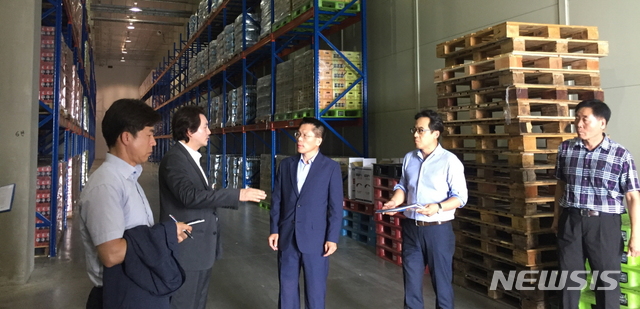 【서울=뉴시스】대한지방행정공제회는 6일 투자사업장인 경기도 이천과 동탄의 물류센터를 방문해 자산관리 현황 등을 점검하고 관계자들과 국내외 물류시장 전반에 대해 논의했다고 밝혔다. 2019.08.06.(사진 = 대한지방행정공제회 제공)