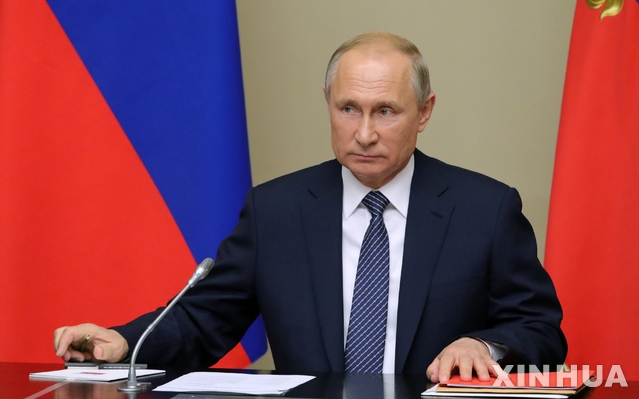 【모스크바=신화/뉴시스】블라디미르 푸틴 러시아 대통령이 5일(현지시간) 모스크바 외곽에서 열린 안전보장 관련 회의를 주재하고 있다.&nbsp; 푸틴 대통령은 "미국이 중거리핵전력(INF) 조약이 금지한 미사일을 개발한다면 러시아 역시 똑같이 금지 미사일 개발에 본격 착수할 것"이라고 밝혔다. 2019.08.06.&nbsp; 