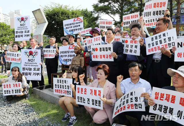 【서울=뉴시스】이영환 기자 = 6일 오전 서울 구로구 구로역 평화의소녀상 앞에서 열린 '구로구, 일본 경제침략 규탄 결의대회'에서 이성 구로구청장과 시민들이 구호를 외치고 있다. 2019.08.06. 20hwan@newsis.com