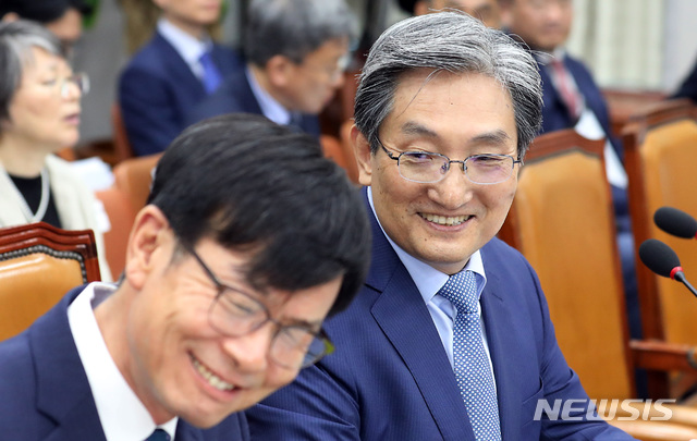 【서울=뉴시스】이종철 기자&nbsp; = 6일 서울 여의도 국회에서 열린 국회 운영위원회 전체회의에서 노영민 대통령 비서실장(오른쪽)이 김상조 정책실장과 미소 짓고 있다. 2019.08.06.jc4321@newsis.com