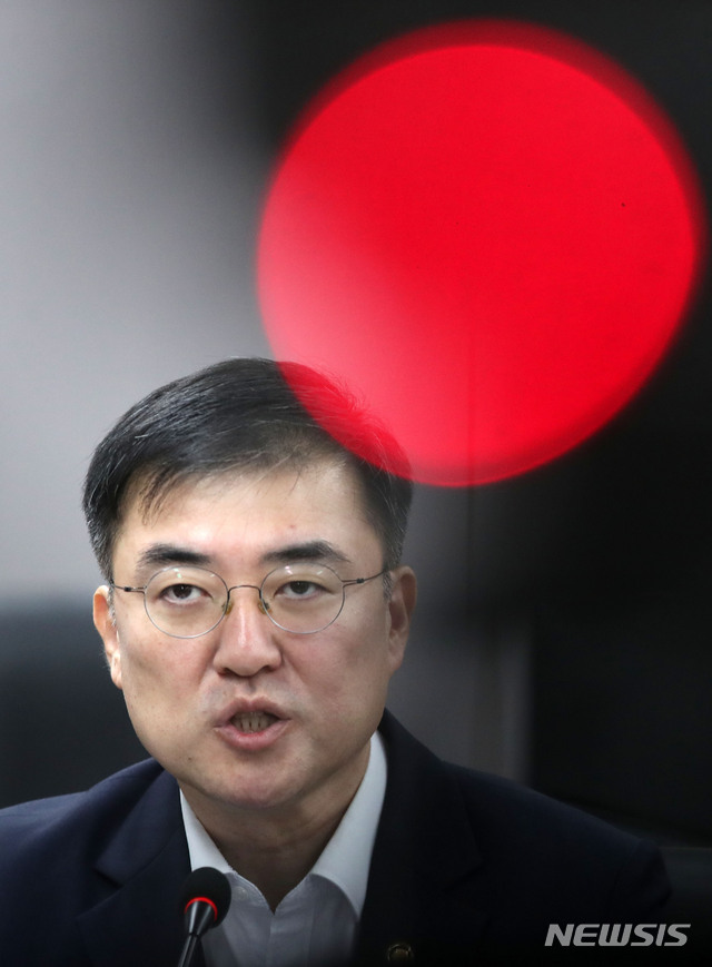 【서울=뉴시스】박미소 기자 = 손병두 금융위원회 부위원장이 6일 오전 서울 종로구 정부서울청사 대회의실에서 열린 '증권시장상황 점검 위한 금융투자업계 간담회'에서 모두발언을 하고 있다. 2019.08.06.&nbsp; misocamera@newsisc.om