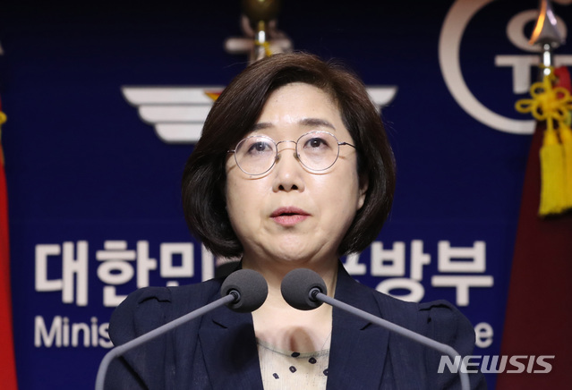 【서울=뉴시스】 전진환 기자 = 국방부 최현수 대변인이 6일 오전 서울 용산구 국방부 브리핑실에서 북한이 동해로 발사한 발사체 2발에 대해 묻는 기자들의 질문에 한미 정보당국이 정밀분석 중 이라 밝히고 있다. 2019.08.06.&nbsp; amin2@newsis.com 