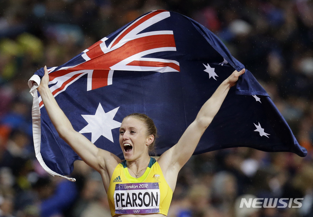 【런던=AP/뉴시스】 샐리 피어슨이 2012년 런던올림픽에서 여자 100m 허들 금메달을 땄을 당시의 모습.