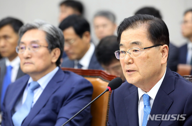 【서울=뉴시스】이종철 기자 = 6일 서울 여의도 국회에서 열린 국회 운영위원회 전체회의에서 정의용 국가안보실장이 일본의 경제보복 강화와 북한의 잇따른 발사체 발사 등 외교·안보 현안 질의에 답변하고 있다. 왼쪽은 노영민 대통령 비서실장. 2019.08.06.jc4321@newsis.com