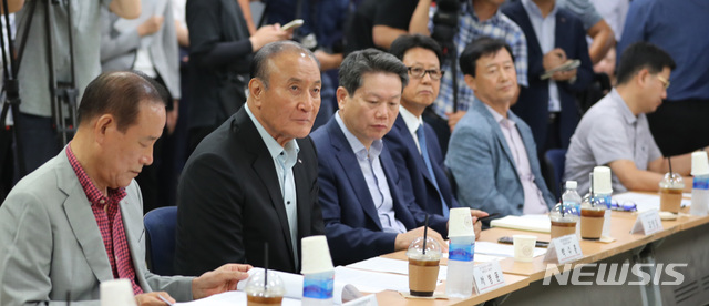 【서울=뉴시스】 전진환 기자 = 일본수출규제에 따른 중소기업 애로 청취 간담회가 열린 6일 오후 서울 여의도 중소기업중앙회 대회의실에서 참석 기업체 대표들이 박영선 중소벤처기업부 장관의 모두발언을 경청하고 있다. 2019.08.06. amin2@newsis.com