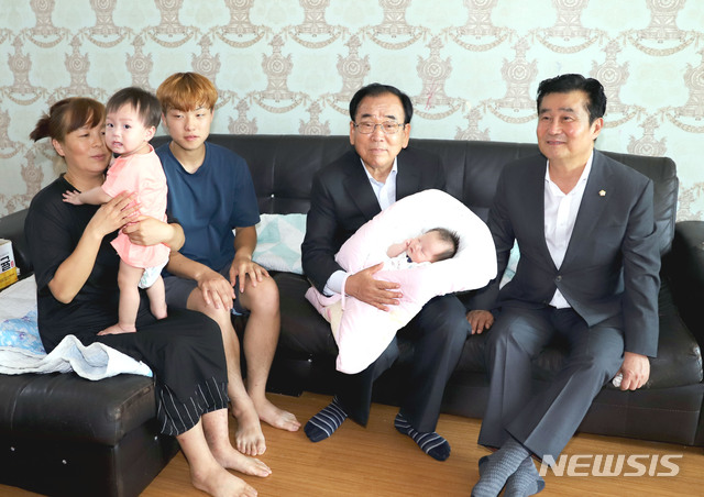 【영광=뉴시스】이창우 기자 = 전남 영광군 군서면에서 작년에 이어 올해도 열 번째 아이를 낳은 다둥이 가정이 탄생해 주민들의 응원과 축하가 쇄도하고 있다. 사진은 지난 5일 군서면 남계리의 다둥이 가정을 축하 방문한 김준성 영광군수(오른쪽 두 번째)와 강필구 영광군의회의장( “ 첫 번째). 2019.08.06 (사진=영광군 제공) photo@newsis.com