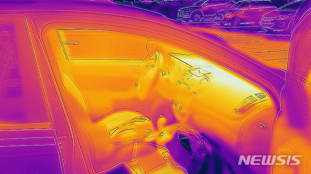 [서울=뉴시스] 여름철 차량 내부 온도. (사진=FLIR 열화상 카메라 촬영으로 높은 온도에는 빨간색을, 낮은 온도에는 파란색을 나타낸다) scchoo@newsis.com