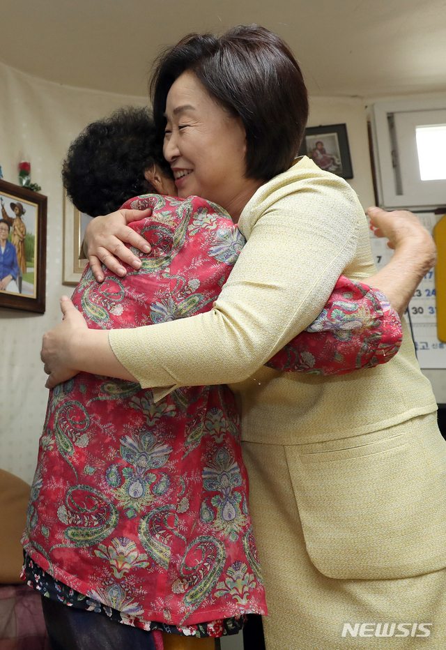 【광주=뉴시스】신대희 기자 = 심상정 정의당 대표가 6일 일제 강제징용 피해자인 양금덕 할머니의 광주 서구 자택을 찾아 양 할머니와 포옹하고 있다. 2019.08.06.sdhdream@newsis.com