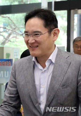 【서울=뉴시스】이재용 삼성전자 부회장이 현장경영에 나선 6일 삼성전자 천안 사업장을 방문해 임직원들과 인사를 나누고 있다&nbsp; 이에 앞서 이날 이 부회장은 삼성전자 온양캠퍼스(충청남도 아산 소재)도 방문했다. 또, 지난 5일 오후 긴급 사장단 회의를 갖고 일본 정부의 한국 '화이트리스트' 제외 조치에 따른 위기 상황 점검과 미래 경쟁력 확보 방안에 대해 논의했다. 2019.08.06. (사진=삼성전자 제공)&nbsp; photo@newsis.com 