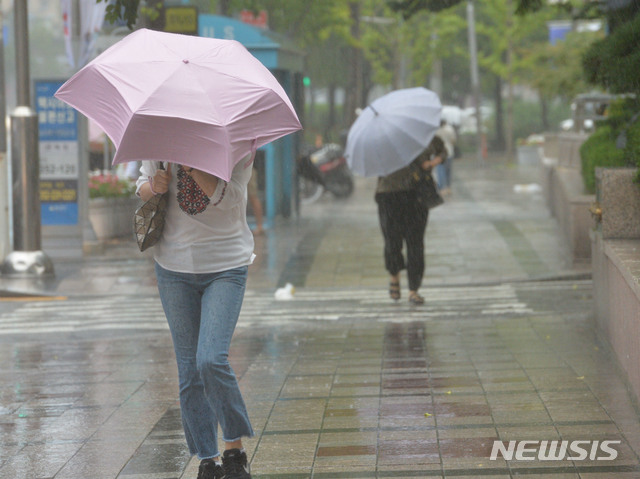 【울산=뉴시스】배병수 기자 = 6일 제8호 태풍 ‘프란시스코’가 북상하고 있는 가운데 이날 오후 울산시 남구 삼산동 일원에 강한 바람과 함께 많은 비가 내리고 있다. 2019.08.06. bbs@newsis.com