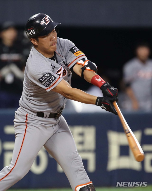 【서울=뉴시스】 고범준 기자 = 6일 오후 서울 송파구 잠실야구장에서 열린 '2019 신한은행 MY CAR KBO리그' 두산 베어스-한화 이글스 경기, 4회초 무사 주자없는 상황 한화 정근우가 우전안타를 치고 있다. 2019.08.06. bjko@newsis.com