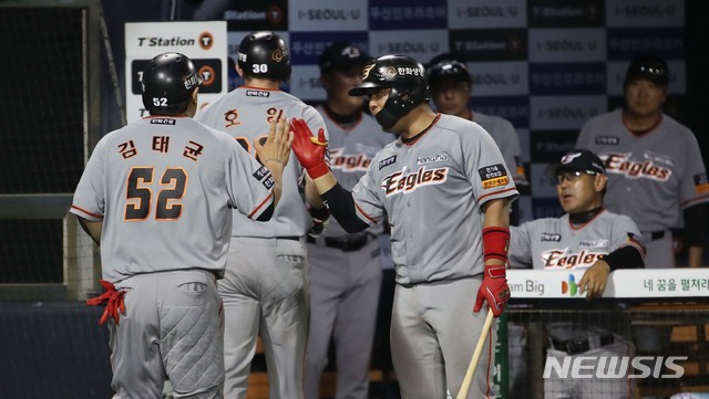 【서울=뉴시스】 고범준 기자 = 6일 오후 서울 송파구 잠실야구장에서 열린 '2019 신한은행 MY CAR KBO리그' 두산 베어스-한화 이글스 경기, 9회초 1사 2,3루 한화 강경학의 2루타 때 홈을 밟은 김태균, 호잉이 덕아웃에서 동료들과 하이파이브 하고 있다. 2019.08.06.&nbsp; bjko@newsis.com