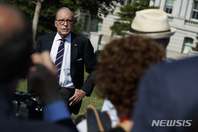  【워싱턴=AP/뉴시스】 래리 커들로 백악관 국가경제위원회 위원장은 18일(현지시간) '폭스 뉴스 선데이'에 출연해 "불황의 징조는 보이지 않는다"며 시장 다독이기에 나섰다. 사진은 지난 6일 미국 워싱턴 백악관에서 기자들의 질문에 답하는 커들로 위원장. 2019.8.19. 