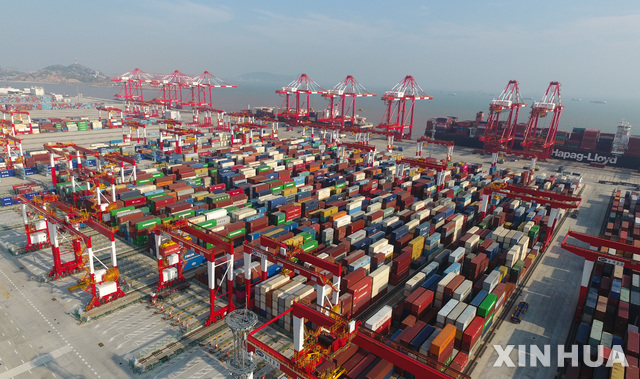 【베이징=신화/뉴시스】 =중국 국무원은 6일 상하이 자유무역구를 현재(2014년 말 기준 120.72㎢) 두 배 규모로 확대한다는 계획을 공식 발표했다. 지난해 7월 25일 상하이 양산항 항공 사진으로, 컨테이너들이 쌓여있는 모습을 보여주고 있다. 2019.08.07