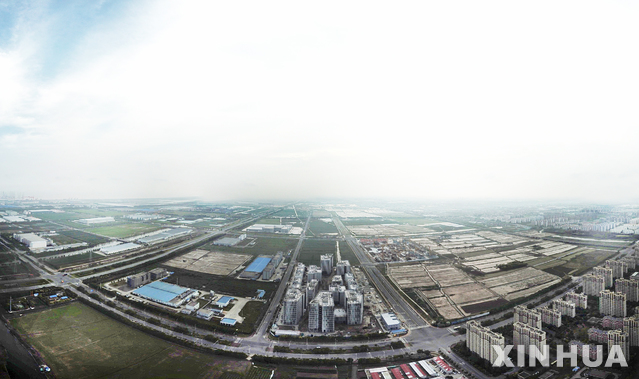 【베이징=신화/뉴시스】=중국 국무원은 6일 상하이 자유무역구를 현재(2014년 말 기준 120.72㎢) 두 배 규모로 확대한다는 계획을 공식 발표했다. 지난 6월27일 상하이 린강지역의 항공사진. 2019.08.07 