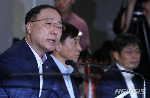 【서울=뉴시스】박미소 기자 = 홍남기(왼쪽) 경제부총리가 7일 오전 서울 중구 은행연합회관에서 열린 '긴급 거시경제 금융회의'에서 모두발언을 하고 있다.2019.08.07.&nbsp; misocamera@newsis.com