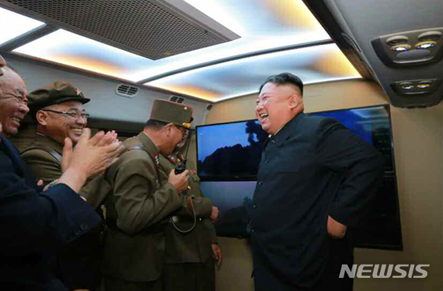 【서울=뉴시스】북한 로동신문은 김정은 국무위원장이 6일 새벽 "신형전술유도탄 위력시위발사를 참관했다"고 7일 보도했다.&nbsp; 로동신문 1면에 사진 9장과 함께 "우리 나라 서부작전비행장에서 발사된 전술유도탄 ２발은 수도권지역 상공과 우리 나라 중부내륙지대 상공을 비행하여 조선동해상의 설정된 목표섬을 정밀타격하였다"고 보도했다. 2019.08.07. (출처=로동신문)&nbsp; photo@newsis.com