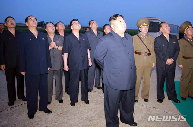 【서울=뉴시스】북한 로동신문은 김정은 국무위원장이 6일 새벽 "신형전술유도탄 위력시위발사를 참관했다"고 7일 보도했다. 로동신문 1면에 사진 9장과 함께 "우리 나라 서부작전비행장에서 발사된 전술유도탄 ２발은 수도권지역 상공과 우리 나라 중부내륙지대 상공을 비행하여 조선동해상의 설정된 목표섬을 정밀타격하였다"고 보도했다. 2019.08.07. (출처=로동신문)  photo@newsis.com