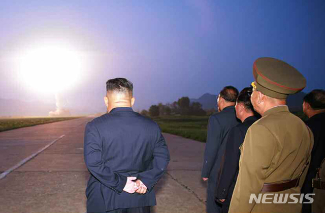 【서울=뉴시스】북한 로동신문은 김정은 국무위원장이 6일 새벽 "신형전술유도탄 위력시위발사를 참관했다"고 7일 보도했다. 로동신문 1면에 사진 9장과 함께 "우리 나라 서부작전비행장에서 발사된 전술유도탄 ２발은 수도권지역 상공과 우리 나라 중부내륙지대 상공을 비행하여 조선동해상의 설정된 목표섬을 정밀타격하였다"고 보도했다. 2019.08.07. (출처=로동신문)  photo@newsis.com