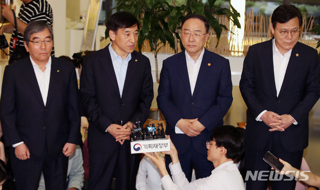 【서울=뉴시스】박미소 기자 = 이주열(왼쪽 두번째) 한국은행 총재가 7일 오전 서울 중구 은행연합회관에서 열린 '긴급 거시경제 금융회의'를 마친 후 취재진의 질문에 답하고 있다.&nbsp; 왼쪽부터 윤석헌 금융감독원장, 이주열 한국은행 총재, 홍남기 경제부총리, 최종구 금융위원장.2019.08.07.&nbsp; misocamera@newsis.com