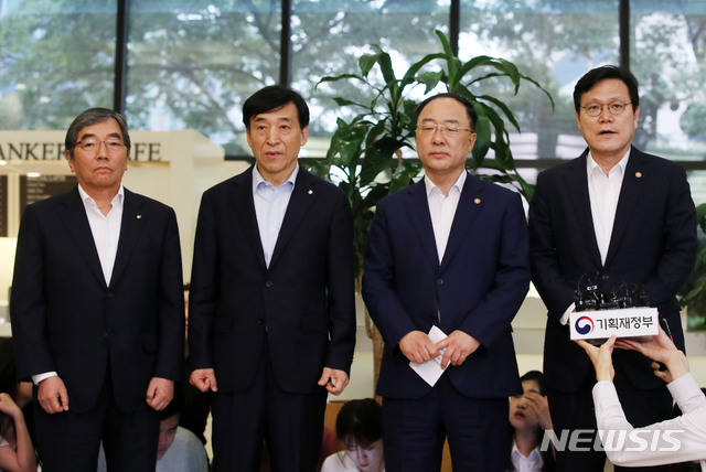 【서울=뉴시스】박미소 기자 = 최종구(오른쪽) 금융위원장이 7일 오전 서울 중구 은행연합회관에서 열린 '긴급 거시경제 금융회의'를 마친 후 취재진의 질문에 답하고 있다.&nbsp; 왼쪽부터 윤석헌 금융감독원장, 이주열 한국은행 총재, 홍남기 경제부총리, 최종구 금융위원장.2019.08.07.&nbsp; misocamera@newsis.com