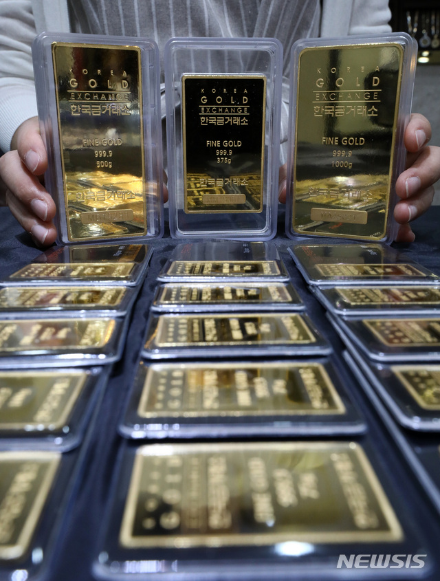 【서울=뉴시스】이영환 기자 = 대표적 안전자산인 금값이 연일 최고가를 경신하고 있는 7일 오전 서울 종로구 한국금거래소에서 직원이 골드바를 선보이고 있다.6일 한국거래소에 따르면 KRX금시장의 1g당 금 가격(종가 기준)은 5만8120원(1돈 21만7950원)으로 전날보다 910원(1.59%) 올랐다.이는 2014년 KRX금시장이 개설된 이래 최고가로 지난 2일 일본이 한국을 화이트리스트에서 배제한 이후 사흘째 최고 기록을 경신한 것이다. 2019.08.07. 20hwan@newsis.com