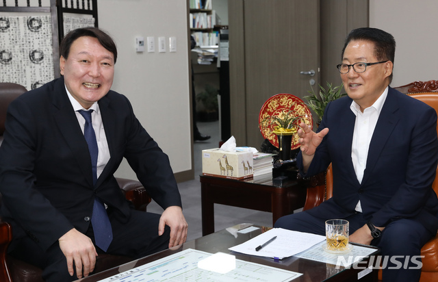 【서울=뉴시스】고승민 기자 = 윤석열 검찰총장이 7일 서울 여의도 국회 의원회관에서 민주평화당 박지원 의원을 예방하고 있다. 2019.08.07.kkssmm99@newsis.com