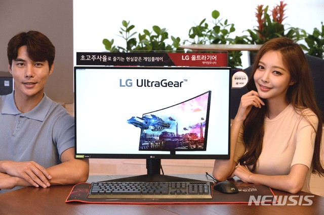 【서울=뉴시스】LG전자가 LG 울트라기어(UltraGearTM) 게이밍 모니터 라인업을 확대했다고 7일 밝혔다.&nbsp; 모델들이 세계 최초로 'IPS 패널'에 1ms 응답속도를 갖춘 ‘LG 울트라기어(UltraGearTM)’ 27인치 게이밍 모니터 신제품(모델명:27GL850)을 소개하고 있다. 2019.08.07. (사진=LG전자 제공)&nbsp; photo@newsis.com