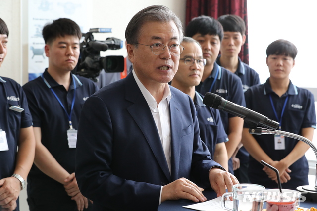 【김포=뉴시스】박진희 기자 = 문재인 대통령이 7일 경기 김포 부품·소재기업인 (주)에스비비테크를 방문해 직원들과 간담회를 하고 있다. 이날 간담회에는 직원격려를 위해 청와대에서 다과를 준비했다. 2019.08.07. pak7130@newsis.com