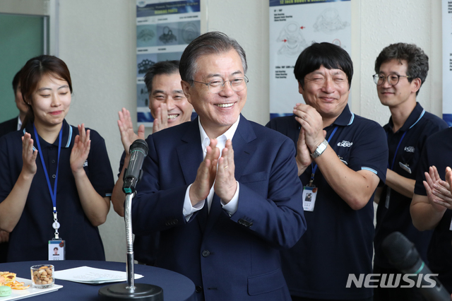 【김포=뉴시스】박진희 기자 = 문재인 대통령이 7일 경기 김포 부품·소재기업인 (주)에스비비테크를 방문해 직원들과 간담회를 하고 있다. 이날 간담회에는 직원격려를 위해 청와대에서 다과를 준비했다. 2019.08.07.&nbsp; pak7130@newsis.com