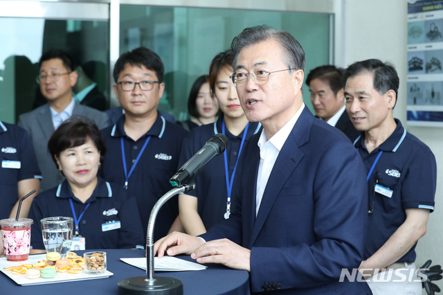 【김포=뉴시스】박진희 기자 = 문재인 대통령이 7일 경기 김포 부품·소재기업인 (주)에스비비테크를 방문해 직원들과 간담회를 하고 있다. 이날 간담회에는 직원격려를 위해 청와대에서 다과를 준비했다. 2019.08.07. pak7130@newsis.com
